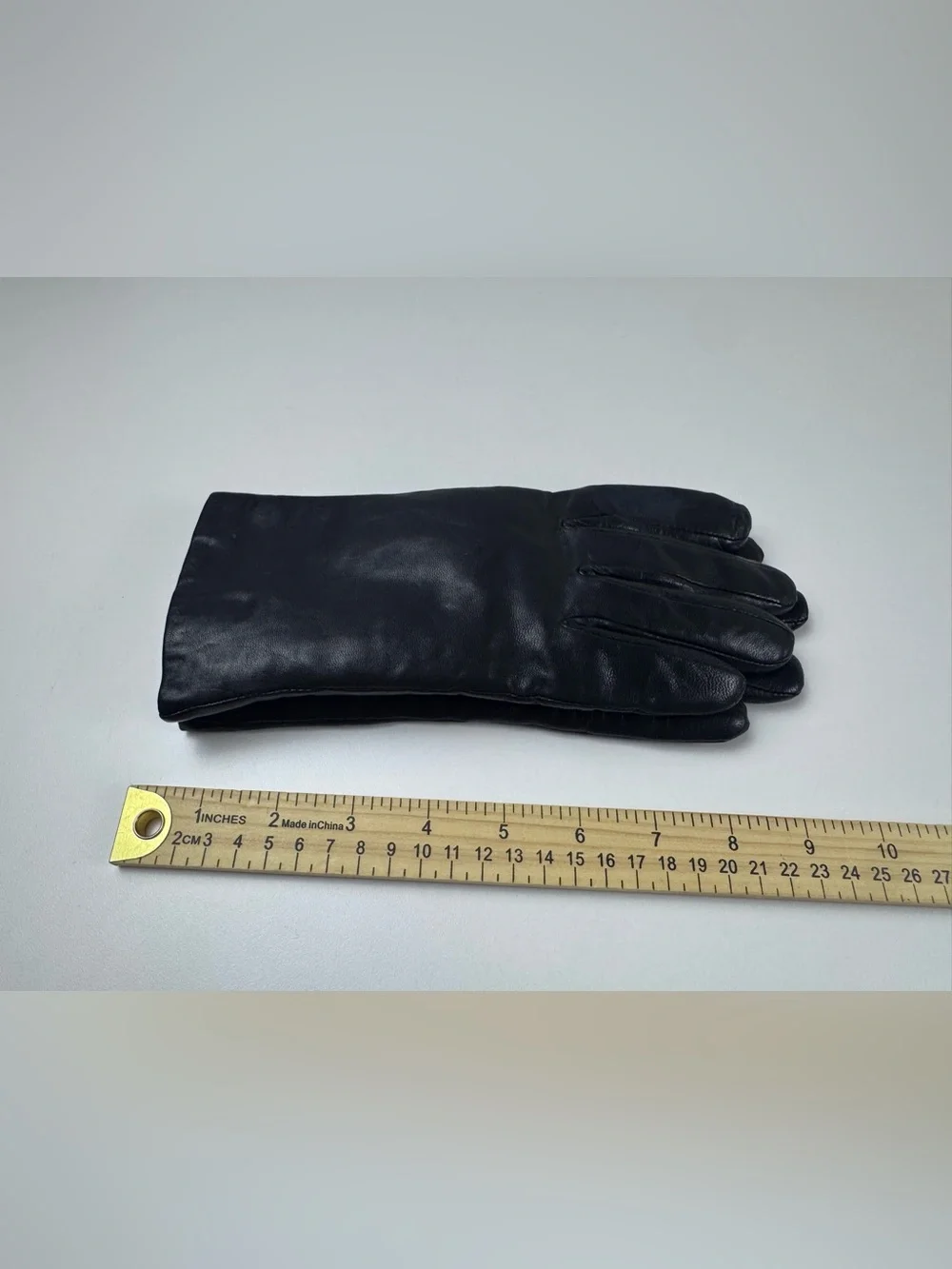 Isotoner Womens Classic Black Leather Gloves Thinsulate lining size 7.5
